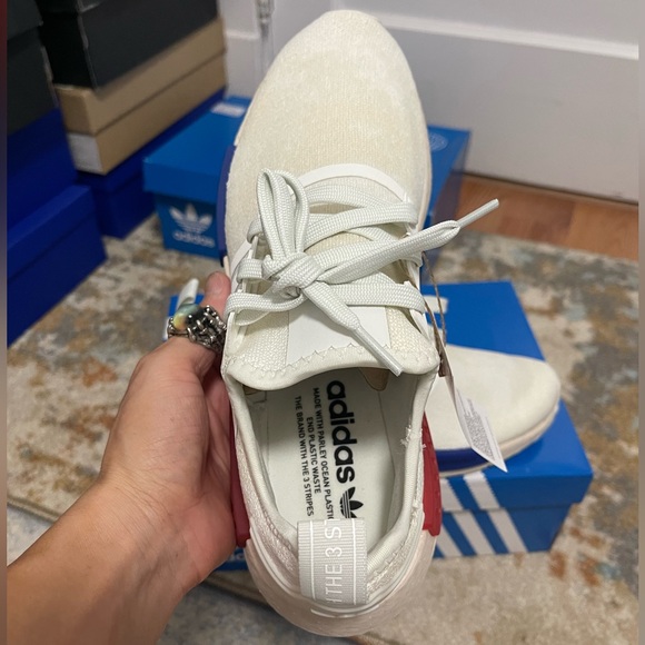 NIB men’s Size 8 (Euro Size 41.5) Adidas NMD R1 Sneakers In White/Tint/Red/Blue - Picture 13 of 16